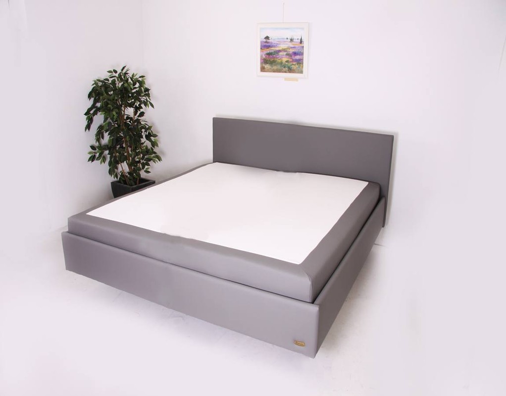 Lancelot hooglaag bed. 140 cm breed en 210 cm lang. In de webwinkel kunt u kiezen uit 175 en 225 kilo max. belastbaarheid.