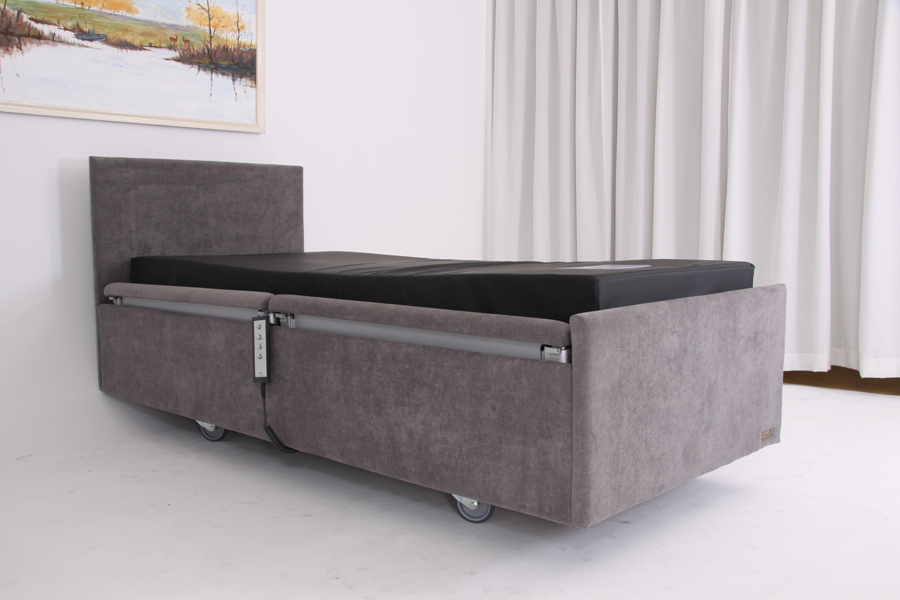 Lancelot hooglaag bed. 70 cm breed en 200 cm lang. In de webwinkel kunt u kiezen uit 175 of 225 kilo max. belastbaarheid