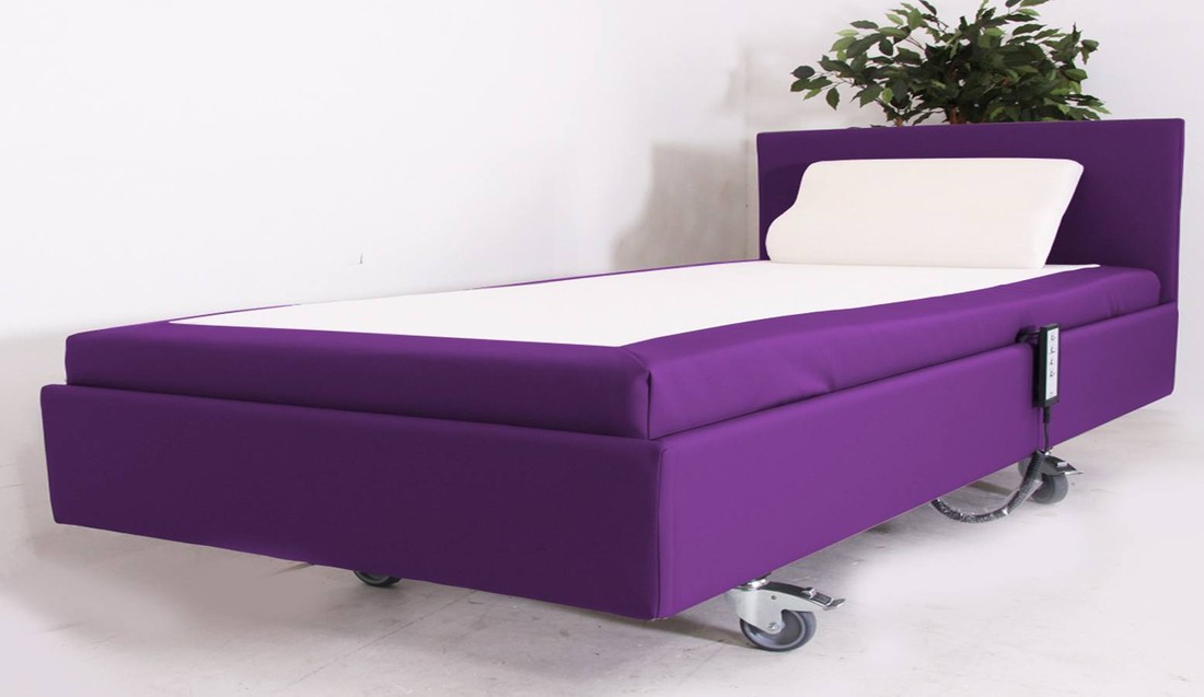 Lancelot hooglaag bed. 120 cm breed en 210 cm lang. In de webwinkel kunt u kiezen uit 175 en 225 kilo max. belastbaarheid.