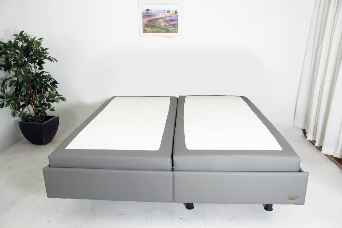 Ivanhoe hooglaag bed. 180 cm breed en 220 cm lang. In de webwinkel kunt u kiezen uit 175 en 225 kilo max. belastbaarheid.
